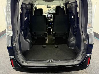 Toyota Voxy NOAH 1.8 HYBRID X