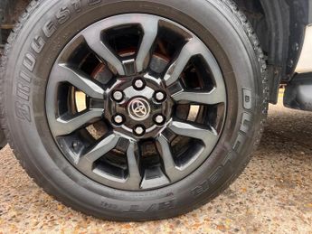 Toyota Hilux 2.8 D-4D Invincible X Auto 4WD Euro 6 (s/s) 4dr