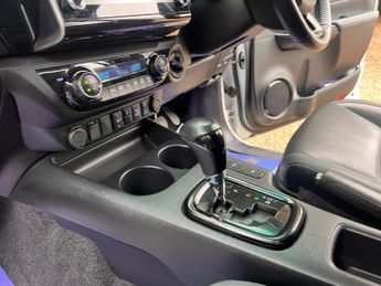 Toyota Hilux 2.8 D-4D Invincible X Auto 4WD Euro 6 (s/s) 4dr