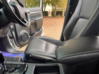 Toyota Hilux 2.8 D-4D Invincible X Auto 4WD Euro 6 (s/s) 4dr