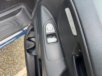 Mercedes-Benz eVito Tourer Premium L3 Auto Electric 9 Seater 100 KWH EX-LWB/PARKTRON