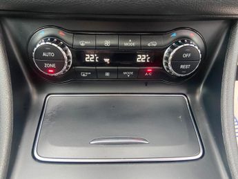 Mercedes-Benz GLA 2.1 GLA200d AMG Line (Premium Plus) 7G-DCT 4MATIC Euro 6 (s/s) 5