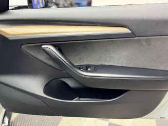 Tesla Model 3 Standard Range Plus Auto RWD 4dr