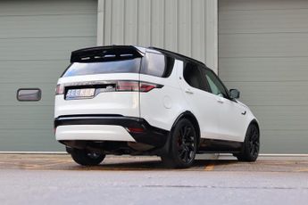 Land Rover Discovery R-DYNAMIC SE MHEV In RARE PEARL WHITE BLACK ROOF AND REAR SEATS 
