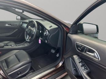 Mercedes-Benz GLA 2.1 GLA220d AMG Line (Premium Plus) 7G-DCT 4MATIC Euro 6 (s/s) 5