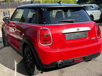 Mini Hatch Cooper 1.5 Automatic Chili / Media XL 3 door - SAT NAV - CONNECT