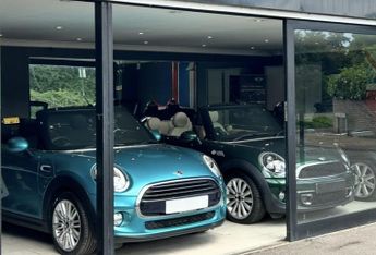 Mini Hatch Cooper 1.5 Automatic Chili / Media XL 3 door - SAT NAV - CONNECT