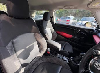 Mini Hatch Cooper 1.5 Automatic Chili / Media XL 3 door - SAT NAV - CONNECT