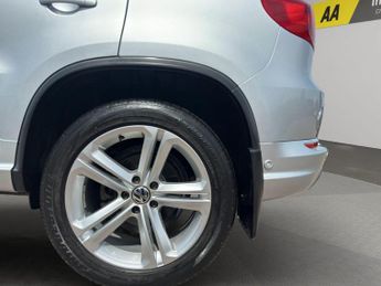 Volkswagen Tiguan 2.0 TDI BlueMotion Tech R-Line DSG 4WD Euro 5 (s/s) 5dr (Nav)