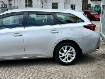 Toyota Auris VVT-I ICON TOURING SPORTS TSS