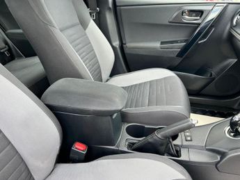 Toyota Auris VVT-I ICON TOURING SPORTS TSS