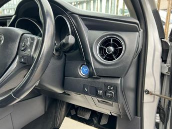Toyota Auris VVT-I ICON TOURING SPORTS TSS