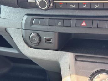 Vauxhall Vivaro Crew Cab AUTO LWB L2H1 Low Roof 3100 Air Con Alloys Sensors Cam 