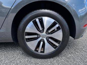 Volkswagen Golf 35.8kWh e-Golf Auto 5dr