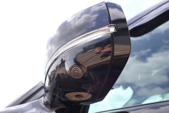 Land Rover Discovery 2023 R-DYNAMIC SE MHEV rear seat conversion deployable side step