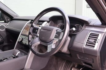 Land Rover Discovery 2023 R-DYNAMIC SE MHEV rear seat conversion deployable side step