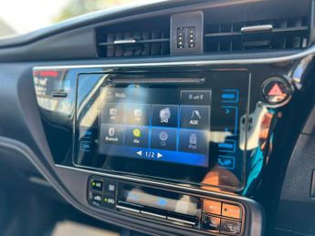 Toyota Auris VVT-I ICON TECH TOURING SPORTS
