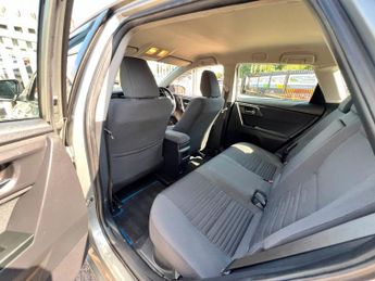 Toyota Auris VVT-I ICON TECH TOURING SPORTS