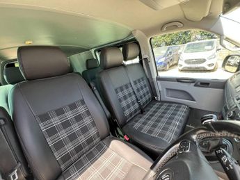 Volkswagen Transporter Crew Cab AUTO SWB L1H1 Low Roof T32 Highline Air C