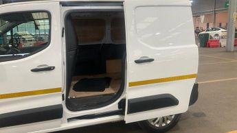 Peugeot e-Partner 50kWh AUTO SWB L1H1 Low Roof Professional 800 EURO 6