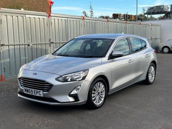 Ford Focus TITANIUM SAT NAV  FRONT AND REAR PARKING SENSORS DAB RADIO