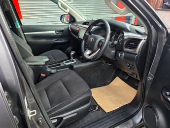 Toyota Hilux INVINCIBLE 4WD D-4D DCB