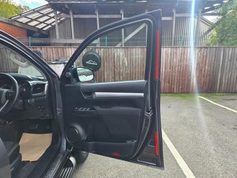 Toyota Hilux INVINCIBLE 4WD D-4D DCB