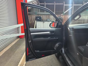 Toyota Hilux INVINCIBLE 4WD D-4D DCB