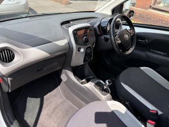 TOYOTA AYGO 1.0 VVT-i X-Play 5dr auto