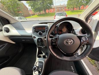 TOYOTA AYGO 1.0 VVT-i X-Play 5dr auto