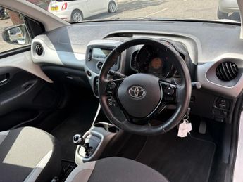 TOYOTA AYGO 1.0 VVT-i X-Play 5dr auto