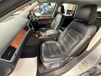 VOLKSWAGEN TOUAREG 3.0 V6 TDI 240 SE 5dr Tip Auto