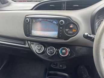 TOYOTA YARIS 1.33 VVT-i Design 5dr CVT auto 