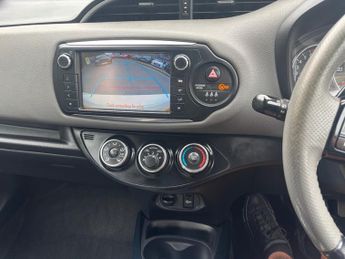 TOYOTA YARIS 1.33 VVT-i Design 5dr CVT