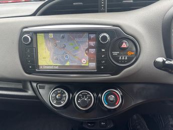 TOYOTA YARIS 1.33 VVT-i Design 5dr CVT auto 