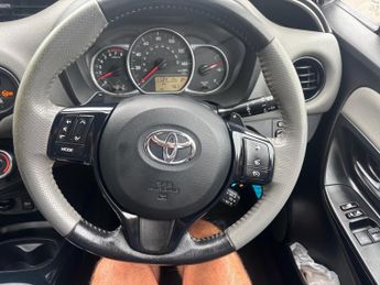 TOYOTA YARIS 1.33 VVT-i Design 5dr CVT auto 