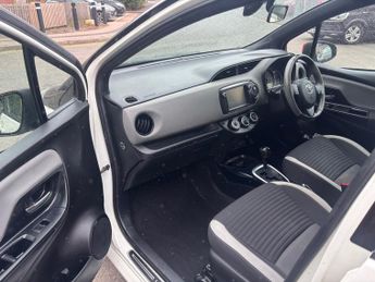 TOYOTA YARIS 1.33 VVT-i Design 5dr CVT