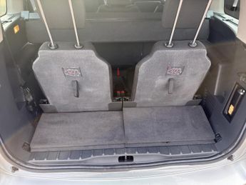 PEUGEOT 5008 1.6 HDi 112 Sport 5dr