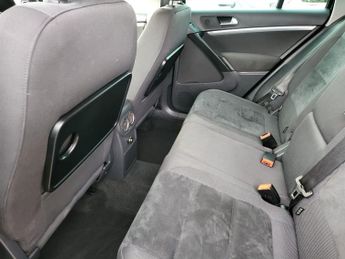 VOLKSWAGEN TIGUAN 2.0 TDi BlueMotion Tech SE 5dr DSG