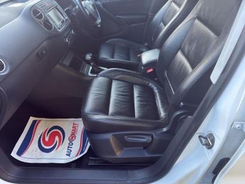 VOLKSWAGEN TIGUAN 2.0 TDi R-Line 5dr Auto