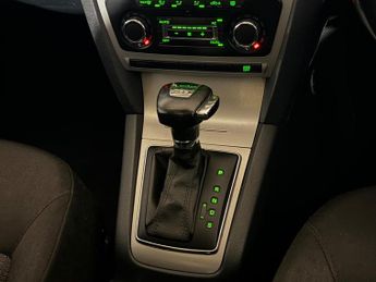 SKODA OCTAVIA 2.0 TDI CR Elegance 5dr DSG