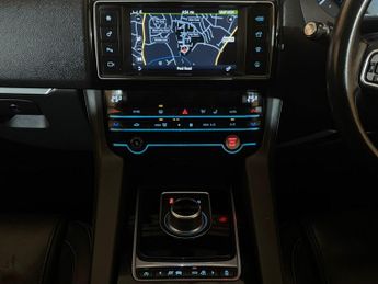 JAGUAR F-PACE 2.0d Prestige 5dr Auto AWD