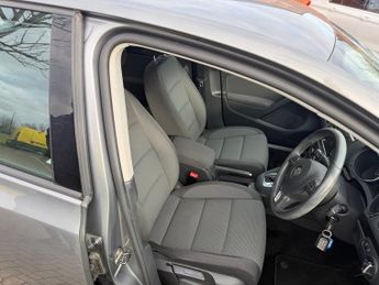 VOLKSWAGEN GOLF 2.0 TDi 140 SE 5dr DSG