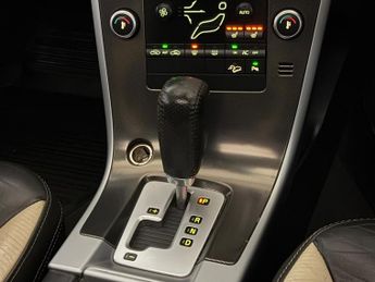 VOLVO XC60 D5 [205] R DESIGN SE 5dr AWD Geartronic