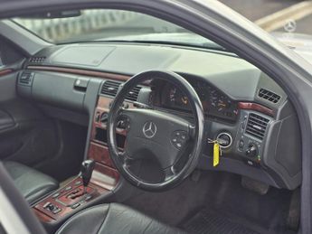 MERCEDES-BENZ E CLASS 2.2 E220 CDI Classic Saloon 4dr Diesel Automatic (184 g/km 125 b