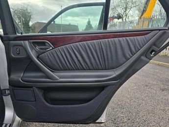 MERCEDES-BENZ E CLASS 2.2 E220 CDI Classic Saloon 4dr Diesel Automatic (184 g/km 125 b