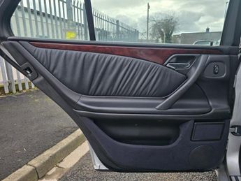 MERCEDES-BENZ E CLASS 2.2 E220 CDI Classic Saloon 4dr Diesel Automatic (184 g/km 125 b