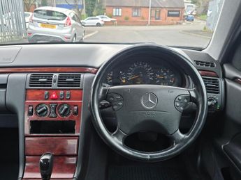 MERCEDES-BENZ E CLASS 2.2 E220 CDI Classic Saloon 4dr Diesel Automatic (184 g/km 125 b