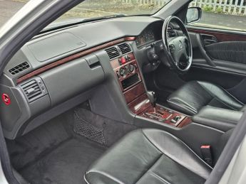 MERCEDES-BENZ E CLASS 2.2 E220 CDI Classic Saloon 4dr Diesel Automatic (184 g/km 125 b