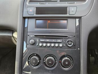 PEUGEOT 5008 1.6 HDi Active 5dr